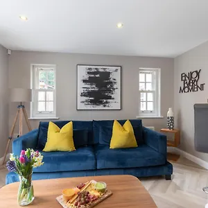 https://2-bedroom-garden-apartment.cardiffhotelswales.com